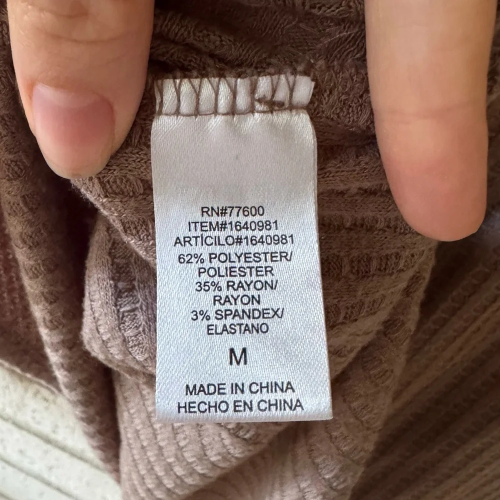 Chaser Women’s Tan Taupe Waffle Knit V-Neck Top | Sz Medium - Picture 6 of 6